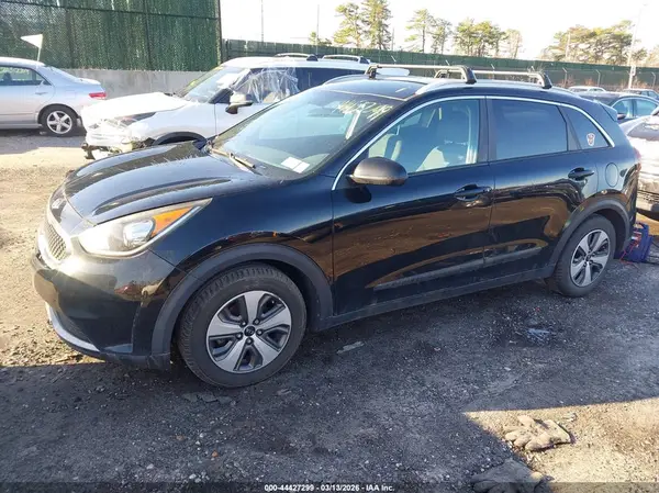 KNDCB3LC3J5108289 2018 KIA NIRO - Image 2