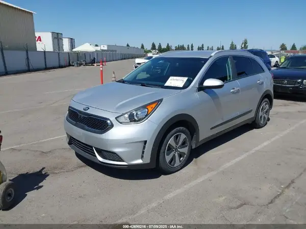 KNDCB3LC3J5127800 2018 KIA NIRO - Image 2