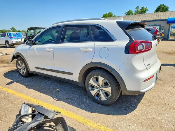KNDCB3LC3K5249946 2019 KIA NIRO - Image 2