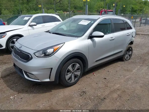 KNDCB3LC3K5282557 2019 KIA NIRO - Image 2