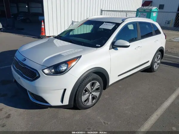 KNDCB3LC3K5286379 2019 KIA NIRO - Image 2