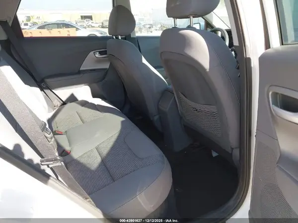 KNDCB3LC4H5042278 2017 KIA NIRO - Image 8