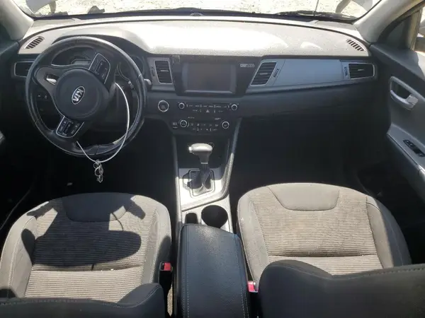KNDCB3LC4H5082196 2017 KIA NIRO - Image 8
