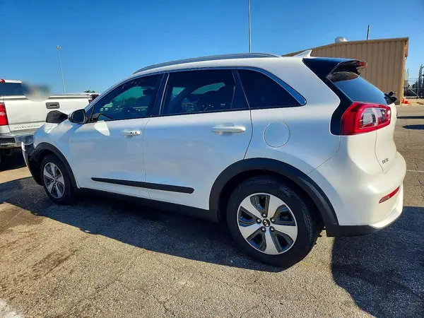 KNDCB3LC4H5085518 2017 KIA NIRO - Image 2