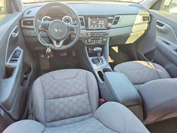KNDCB3LC4H5085518 2017 KIA NIRO - Image 8