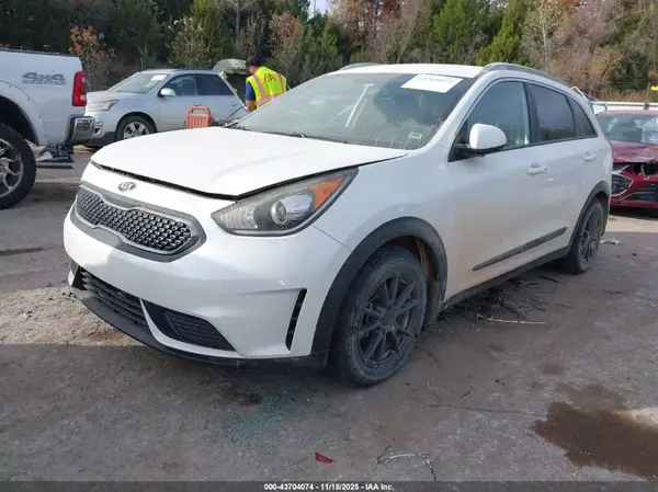 KNDCB3LC4H5088032 2017 KIA NIRO - Image 2