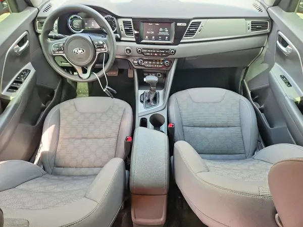 KNDCB3LC4H5100776 2017 KIA NIRO - Image 8