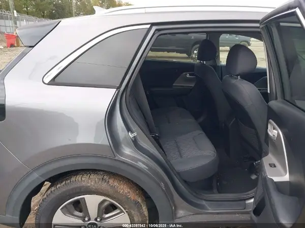 KNDCB3LC4J5119592 2018 KIA NIRO - Image 8