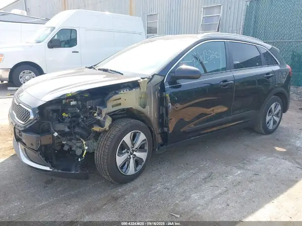 KNDCB3LC4J5204156 2018 KIA NIRO - Image 2
