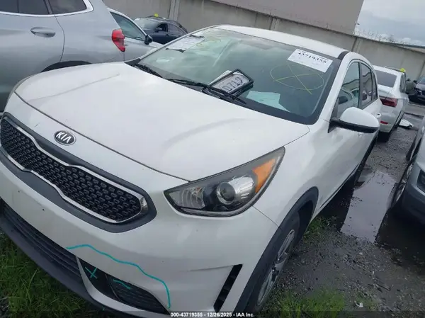 KNDCB3LC4J5210118 2018 KIA NIRO - Image 2