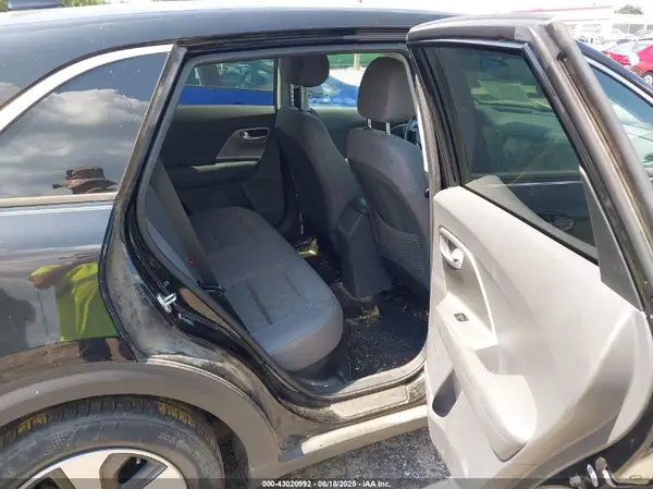 KNDCB3LC5H5062538 2017 KIA NIRO - Image 8