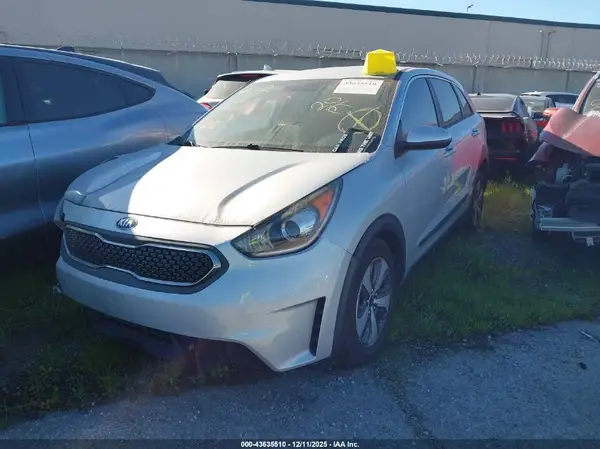 KNDCB3LC5H5068016 2017 KIA NIRO - Image 2