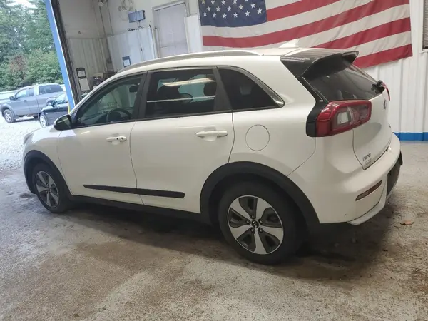 KNDCB3LC5H5075614 2017 KIA NIRO - Image 2
