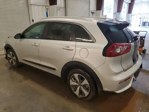 KNDCB3LC5H5077332 2017 KIA NIRO - Image 2