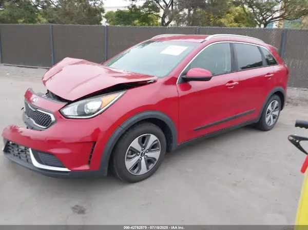 KNDCB3LC5H5083566 2017 KIA NIRO - Image 2