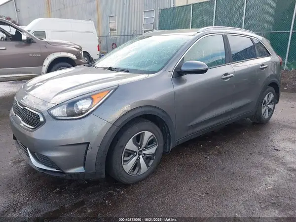 KNDCB3LC5H5084118 2017 KIA NIRO - Image 2