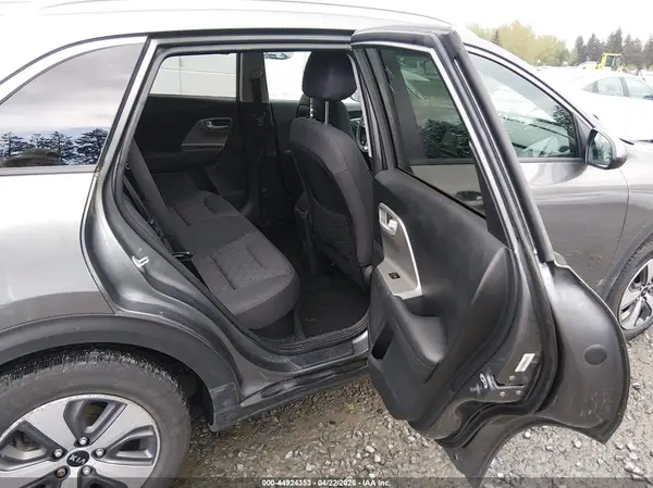 KNDCB3LC5H5094163 2017 KIA NIRO - Image 8