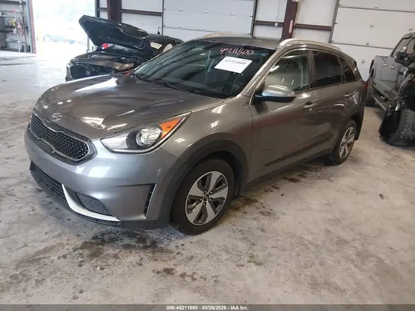 KNDCB3LC5H5098665 2017 KIA NIRO - Image 2