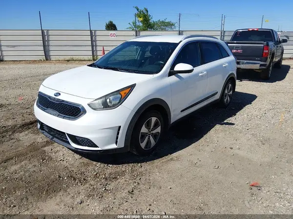 KNDCB3LC5J5109928 2018 KIA NIRO - Image 2