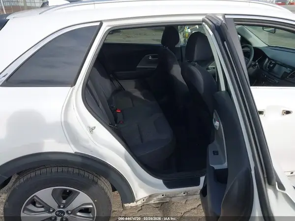 KNDCB3LC5J5172057 2018 KIA NIRO - Image 8