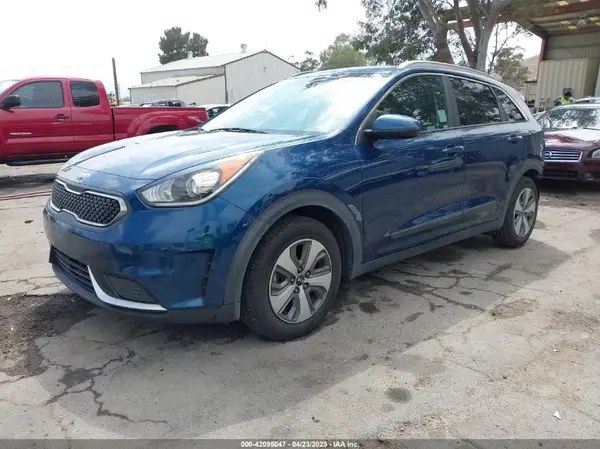 KNDCB3LC5K5252590 2019 KIA NIRO - Image 2