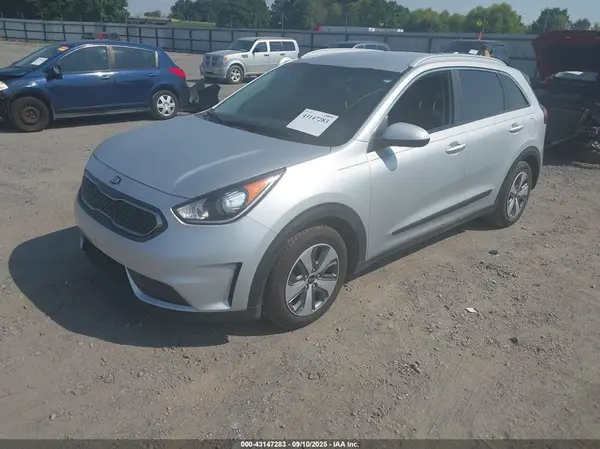 KNDCB3LC5K5256509 2019 KIA NIRO - Image 2