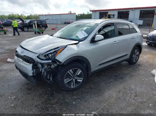 KNDCB3LC5M5478941 2021 KIA NIRO - Image 2
