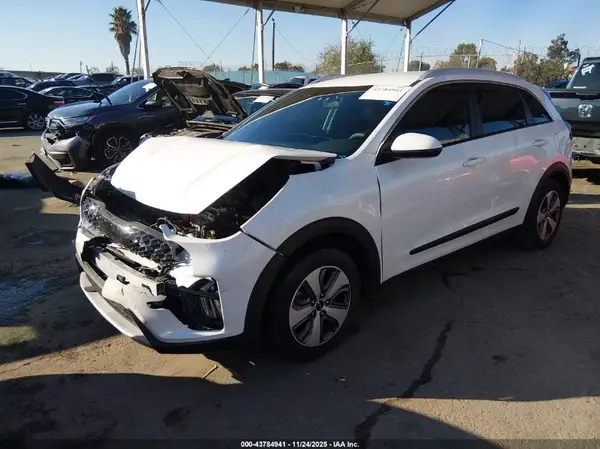 KNDCB3LC5N5510546 2022 KIA NIRO - Image 2