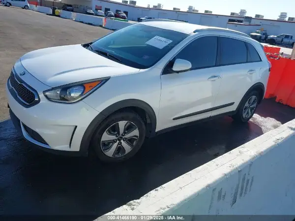 KNDCB3LC6H5044078 2017 KIA NIRO - Image 2