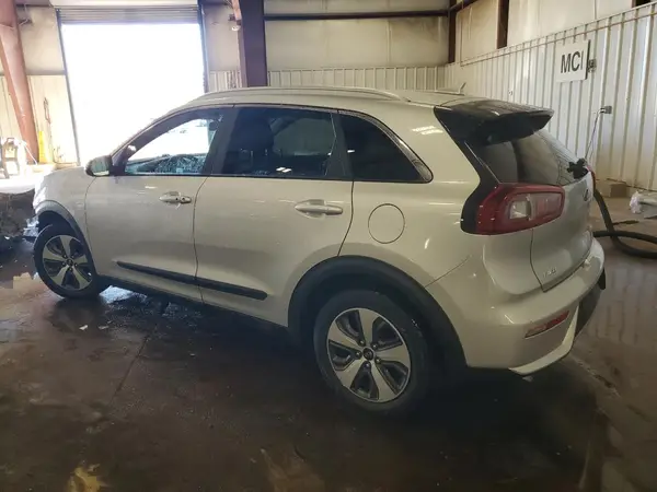 KNDCB3LC6H5048146 2017 KIA NIRO - Image 2