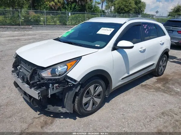 KNDCB3LC6H5074083 2017 KIA NIRO - Image 2