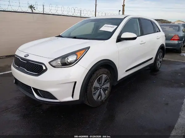 KNDCB3LC6H5078781 2017 KIA NIRO - Image 2