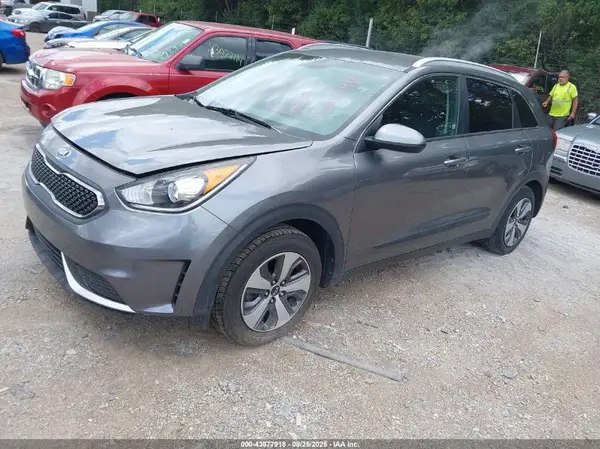 KNDCB3LC6H5087223 2017 KIA NIRO - Image 2