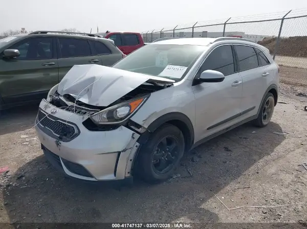 KNDCB3LC6H5088243 2017 KIA NIRO - Image 2