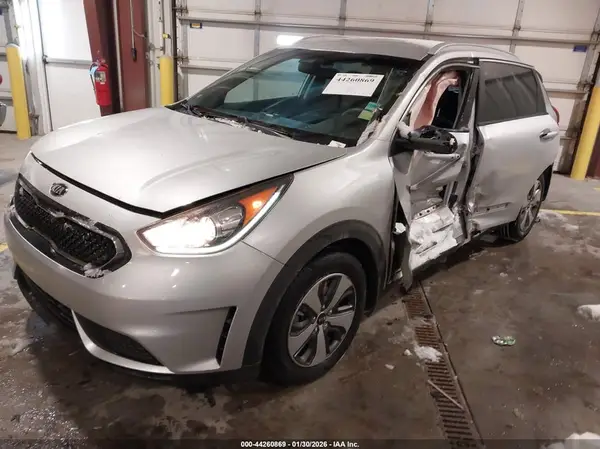 KNDCB3LC6H5092387 2017 KIA NIRO - Image 2