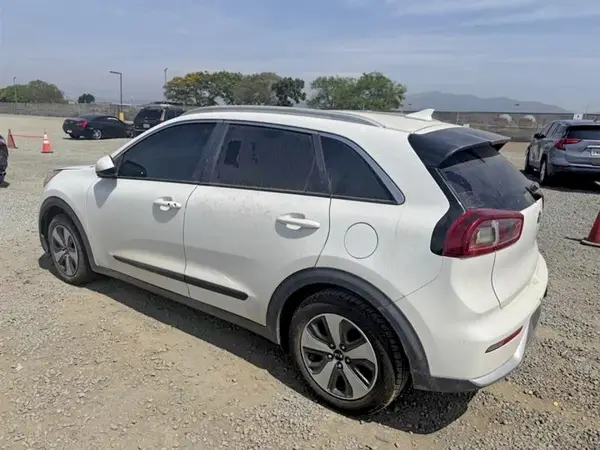 KNDCB3LC6J5109940 2018 KIA NIRO - Image 2