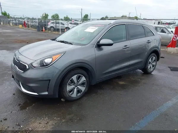 KNDCB3LC6J5128391 2018 KIA NIRO - Image 2