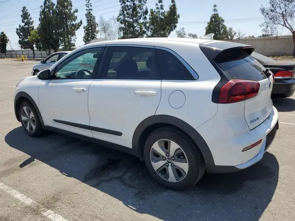 KNDCB3LC6J5129394 2018 KIA NIRO - Image 2