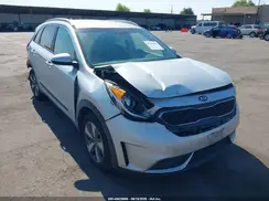 KNDCB3LC6J5153078 2018 KIA NIRO