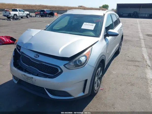 KNDCB3LC6J5153078 2018 KIA NIRO - Image 2