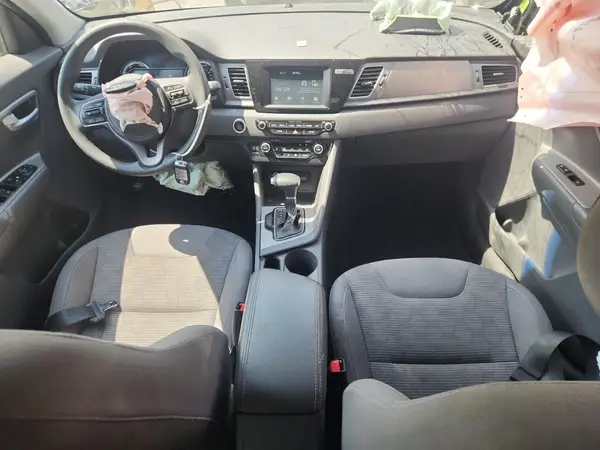 KNDCB3LC6J5158216 2018 KIA NIRO - Image 8