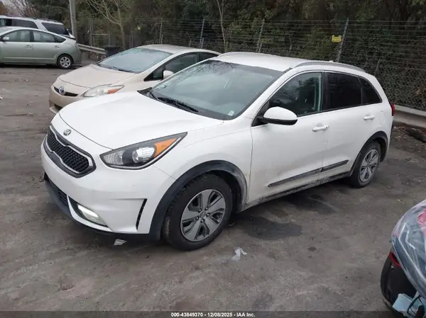 KNDCB3LC6J5161262 2018 KIA NIRO - Image 2
