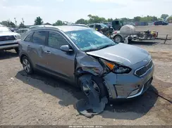 KNDCB3LC6J5162086 2018 KIA NIRO