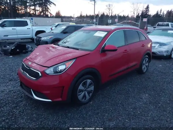 KNDCB3LC6J5179051 2018 KIA NIRO - Image 2