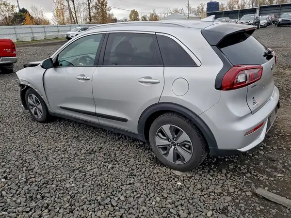 KNDCB3LC6J5189028 2018 KIA NIRO - Image 2