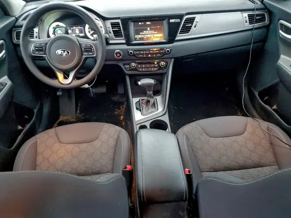 KNDCB3LC6J5189028 2018 KIA NIRO - Image 8