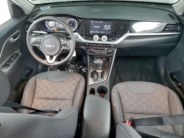 KNDCB3LC6N5499573 2022 KIA NIRO - Image 8
