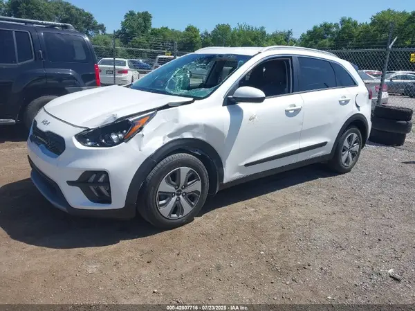 KNDCB3LC6N5516095 2022 KIA NIRO - Image 2