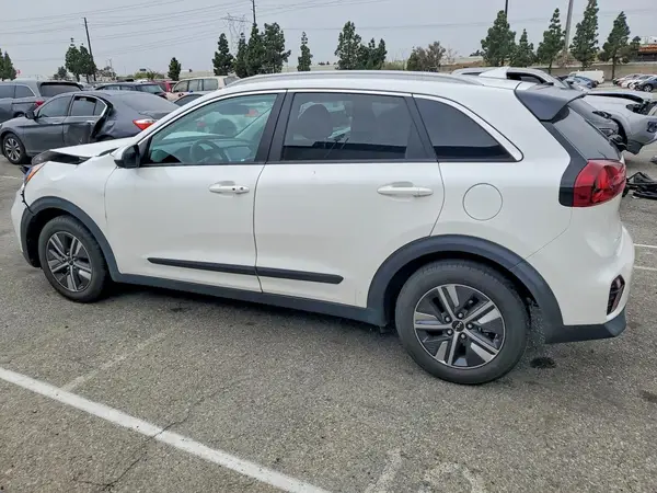 KNDCB3LC6N5548657 2022 KIA NIRO - Image 2
