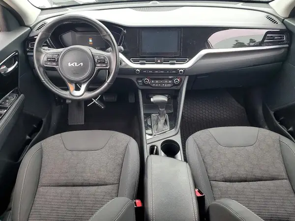 KNDCB3LC6N5548657 2022 KIA NIRO - Image 8